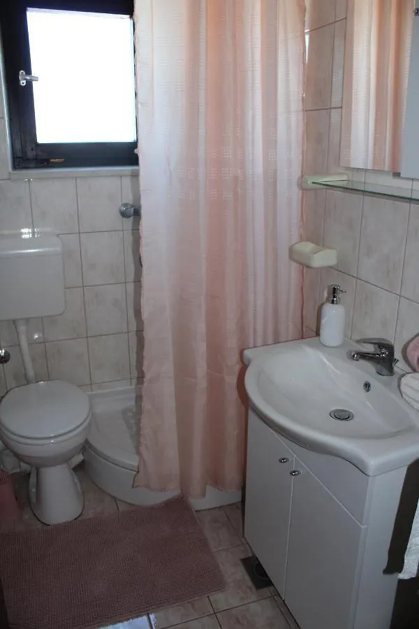 Apartment Una Premantura 0*,